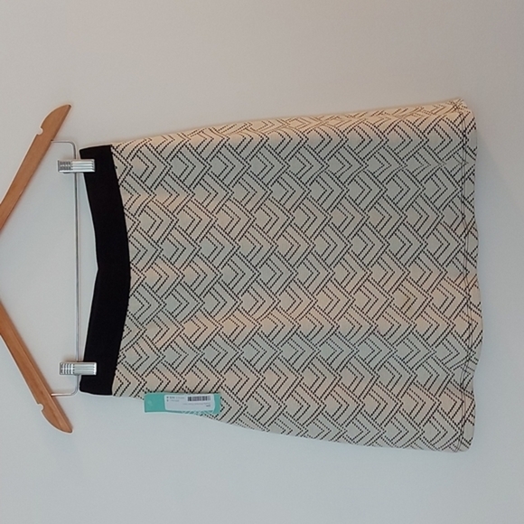 NWT Gilli Shelly Printed A Line Skirt Black and White Size Small - Picture 2 of 6